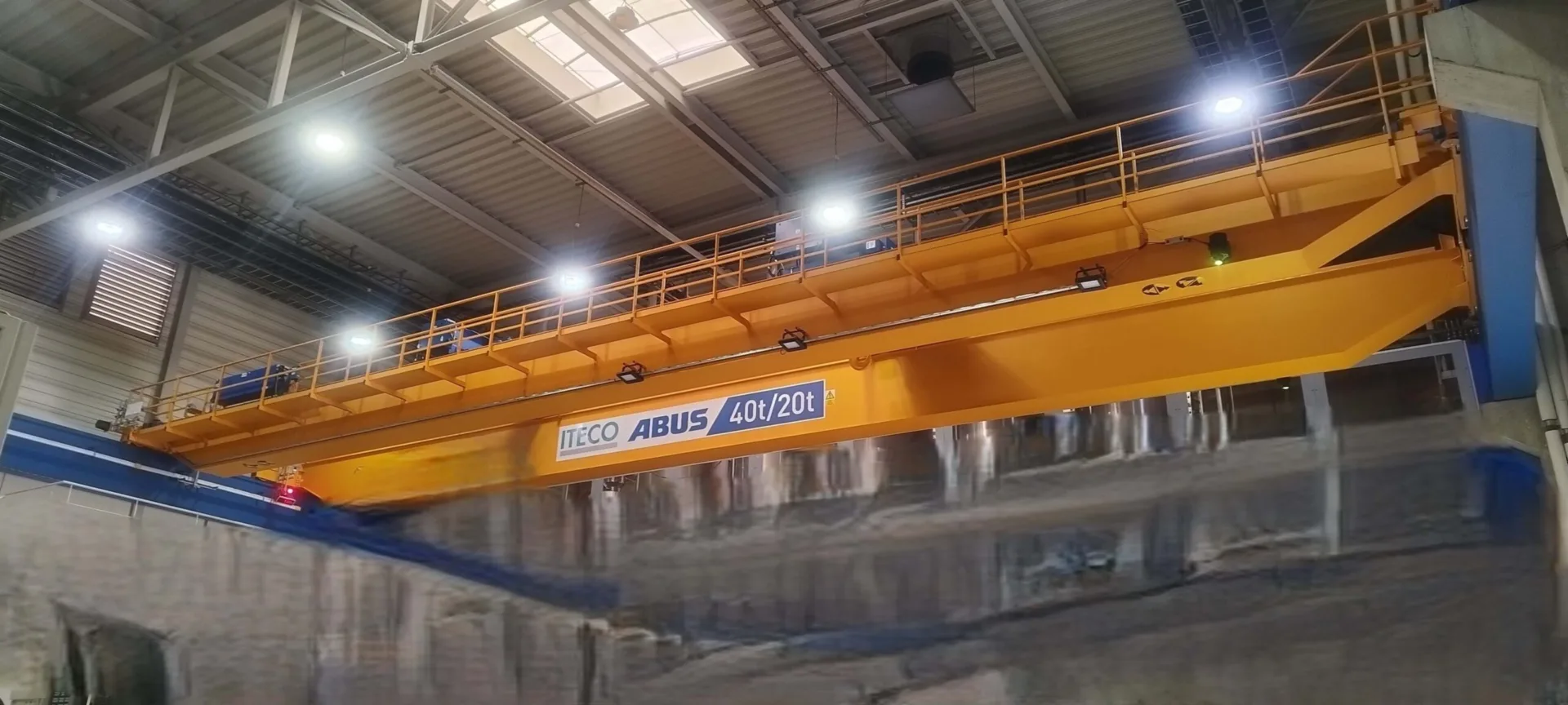 Dvojnosníkový mostový žeriav ITECO ABUS 40 t / 20 t v hale